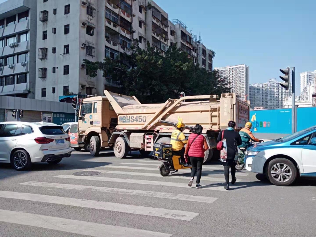 深圳罗湖乐园路旧城改造,泥头车全天出入,堵路扰民,隐患重重