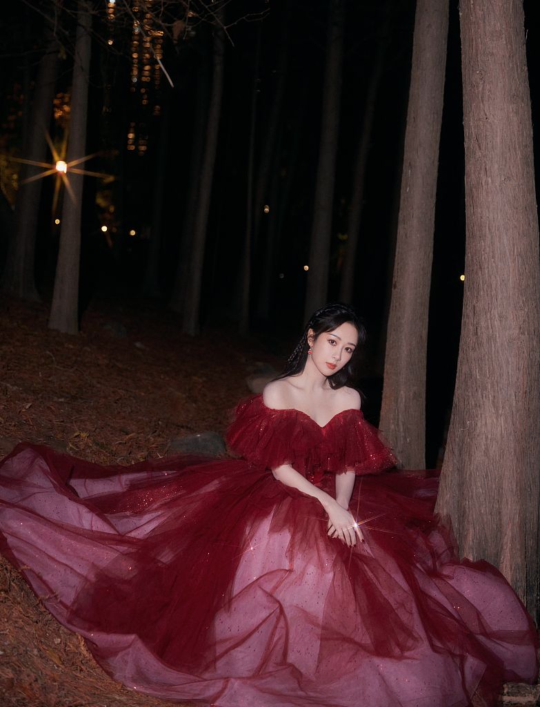 杨紫一袭红裙现身湖南卫视跨年 星光夜幕大片绚烂如焰