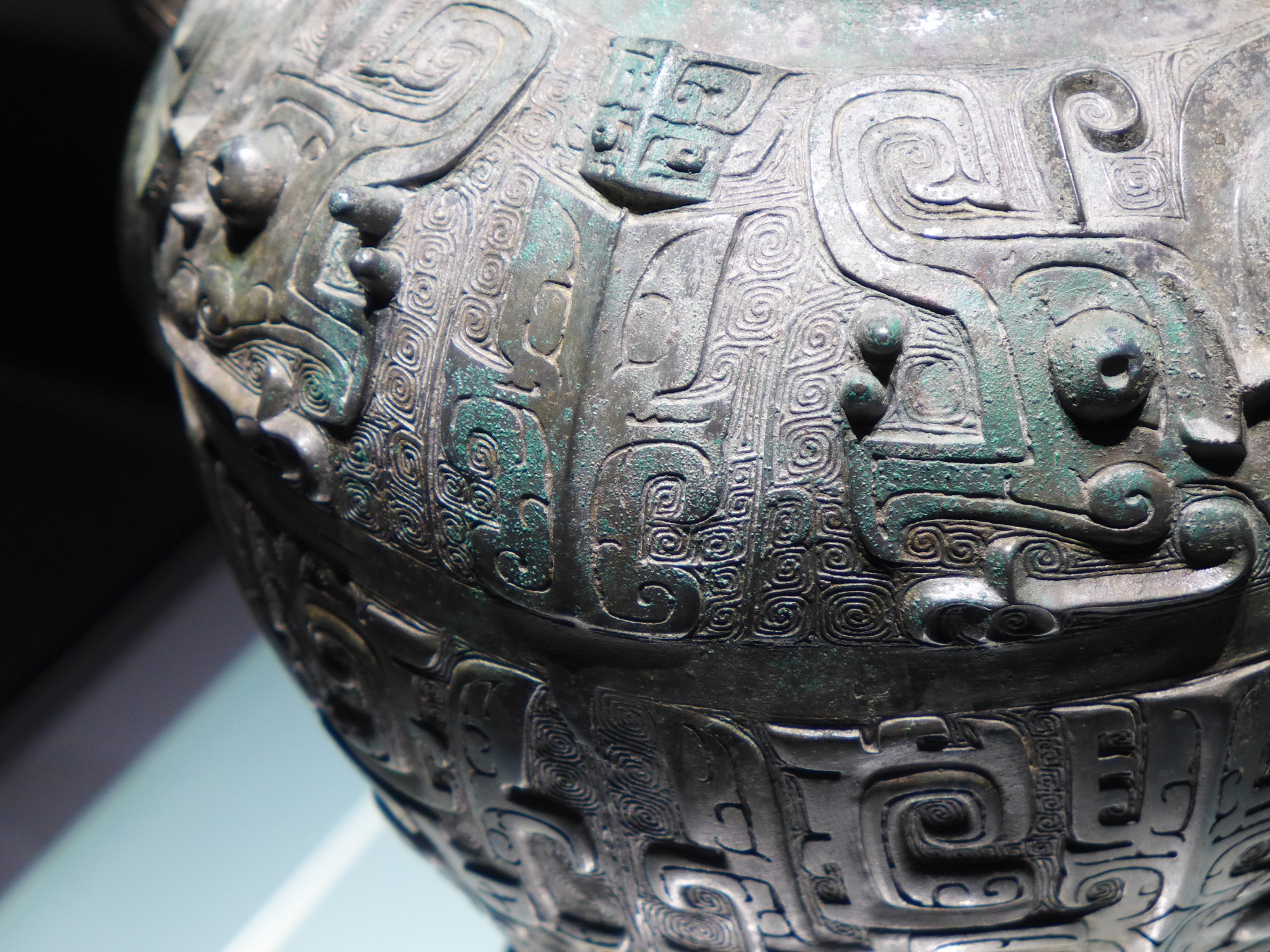 卷体夔纹龙盖罍——喀左小波汰沟青铜器窖藏出土