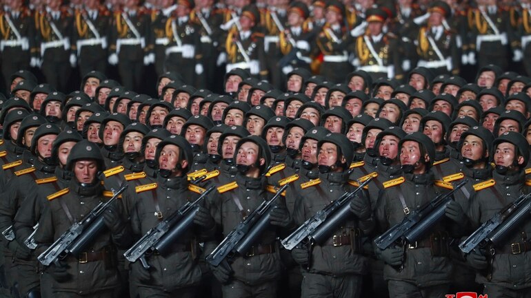朝鲜夜间阅兵,朝鲜军人自信又斗志昂扬的样子真好