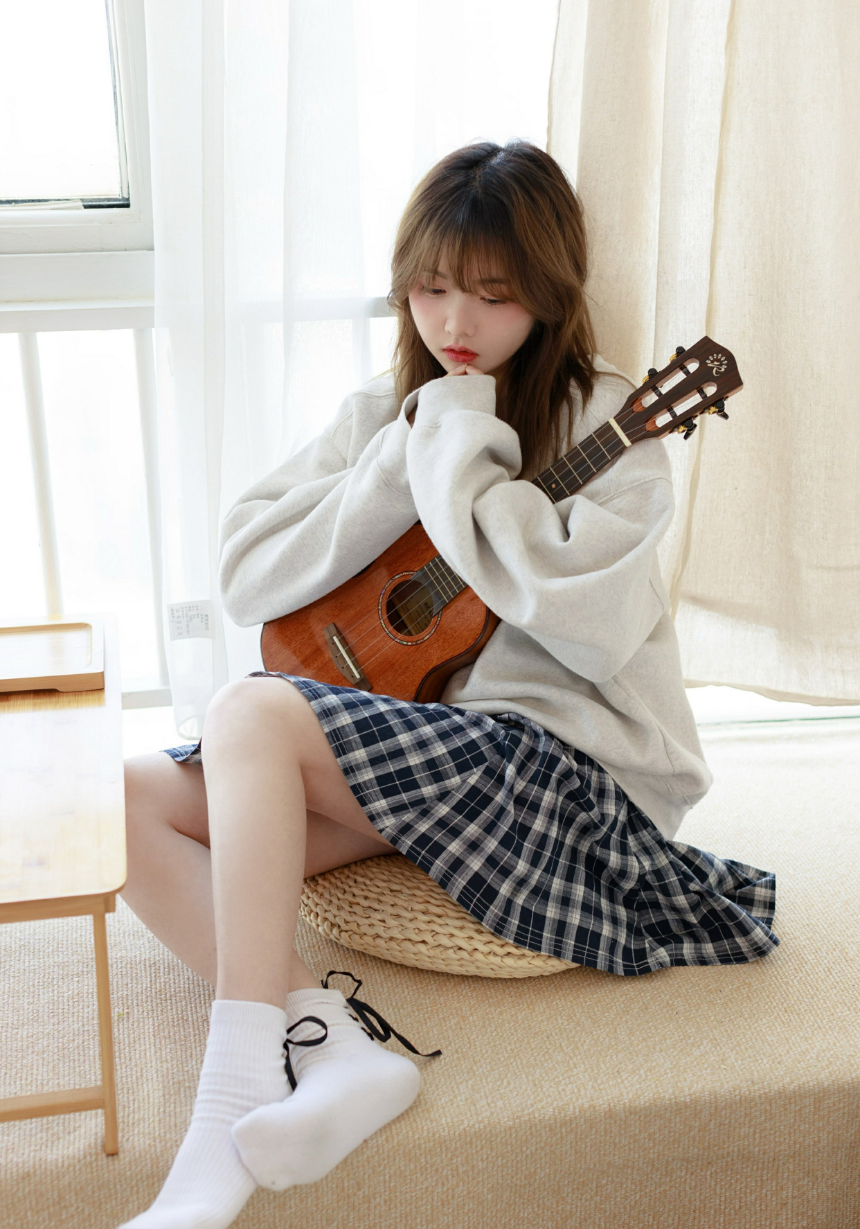 拿着尤克里里拍照的女孩,卫衣,短裤,小白袜,凸显小气质