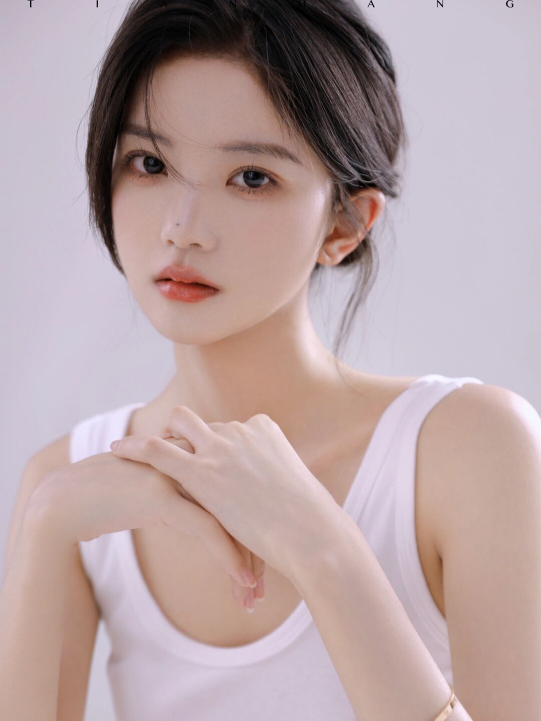 一件白色吊带背心就穿出漂亮时尚的感觉,美女天生丽质真的很重要