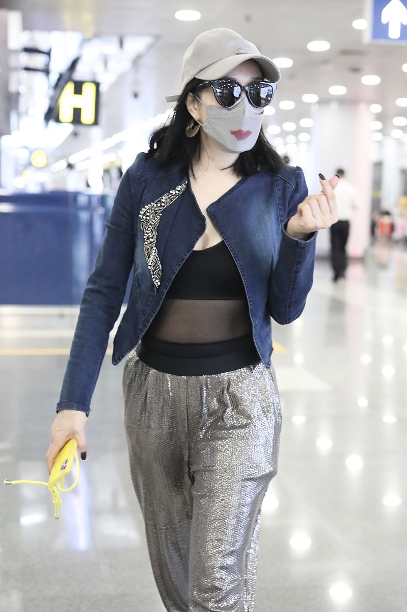 钟丽缇街拍:牛仔夹克内搭透视装金属长裤 戴唇印口罩戏精上身