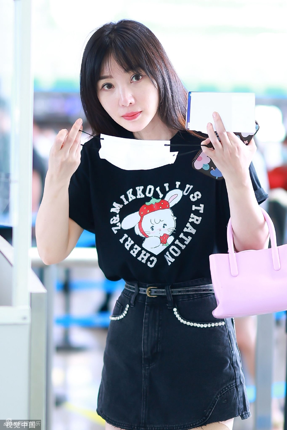 组图:柳岩t恤短裙造型现身机场 披肩短发温柔文静