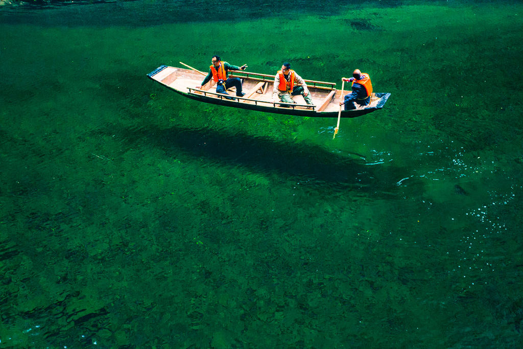 风光摄影:湖北屏山峡谷的漂浮小船