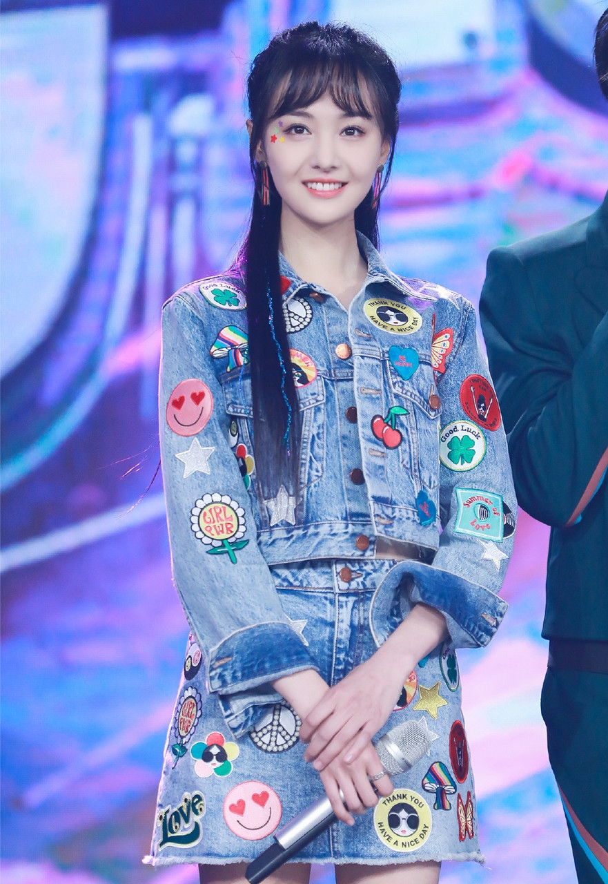 郑爽的蓝色系穿搭,好看,但是瘦得让人心疼