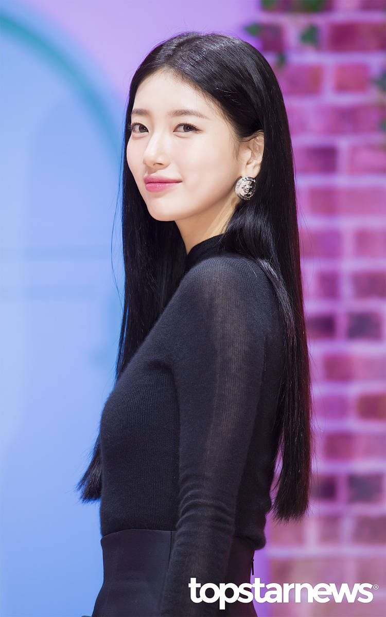 组图:裴秀智近照曲线婀娜腰肢纤细 花式比心古灵精怪