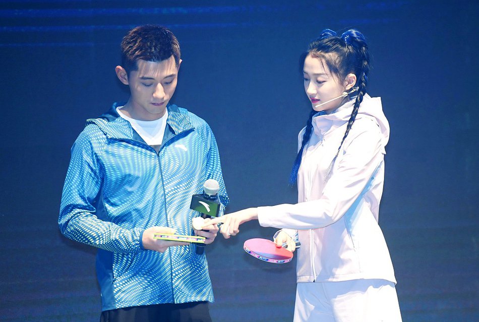 关晓彤与张继科互动乒乓球,颠球表情呆萌显可爱