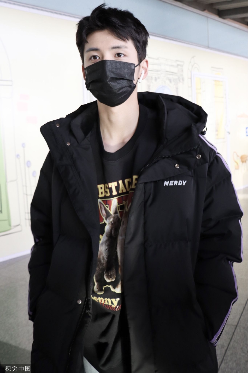 组图:陈鑫昊穿黑色羽绒服现身机场 印花内搭休闲帅气