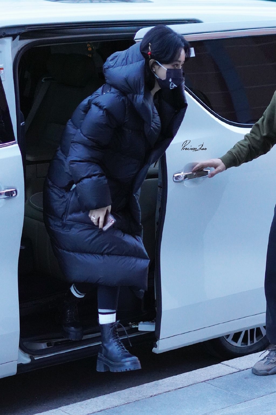 组图:赵丽颖百花迎春晚会上班路透曝光 穿羽绒服保暖又时尚