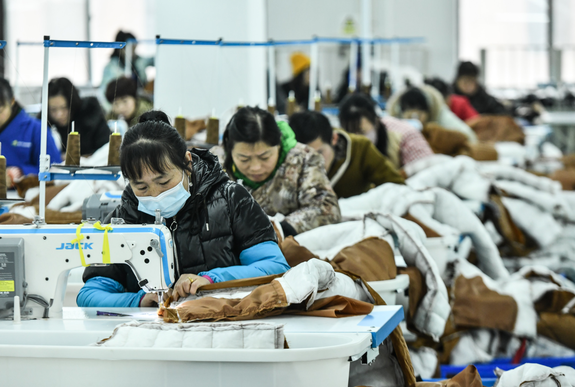 河南光山:挣钱顾家两不误 羽绒服装制造基地助力脱贫攻坚