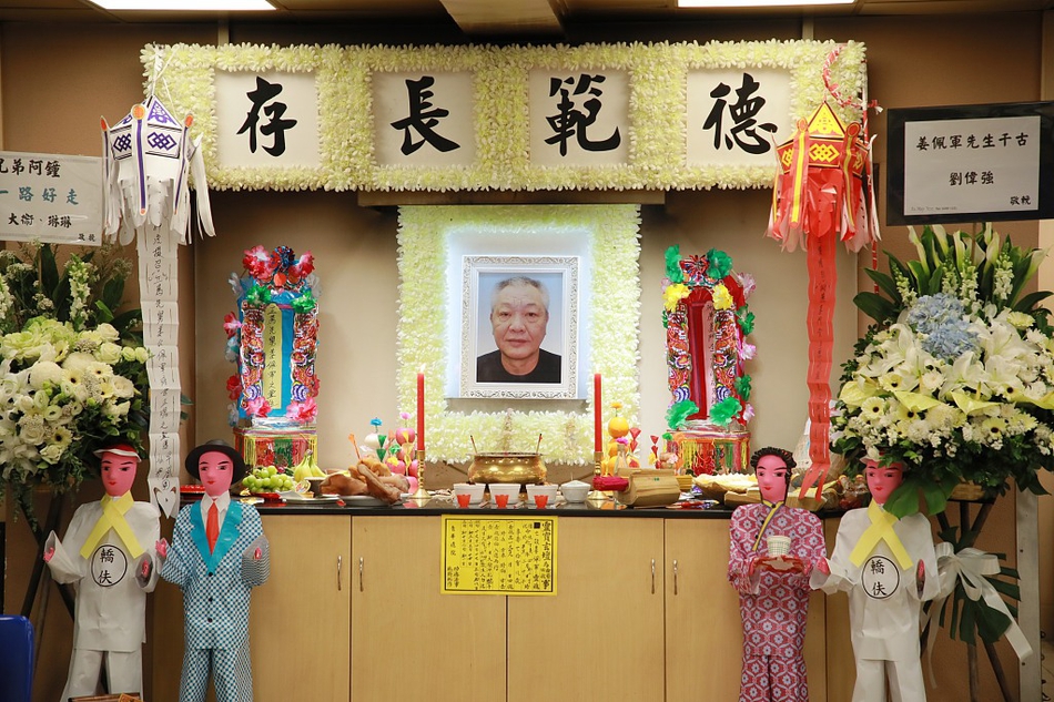 组图:王钟设灵家人朋友现身悼念 周润发成龙献花敬挽