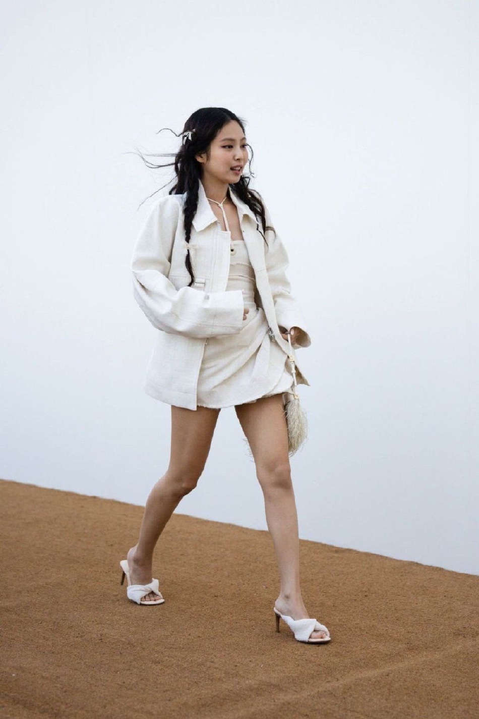 组图:jennie一身白裙亮相秀场 麻花辫造型笑容甜