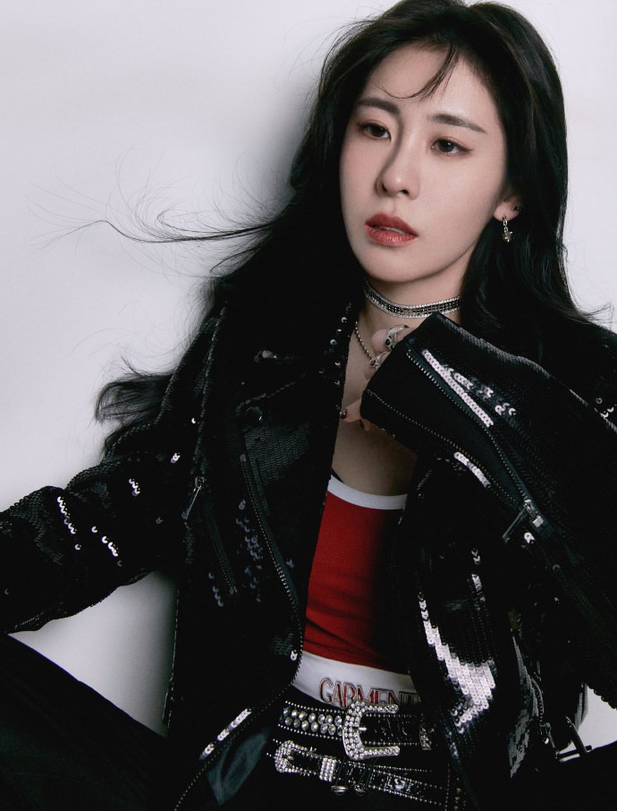 张碧晨黑色皮衣好酷