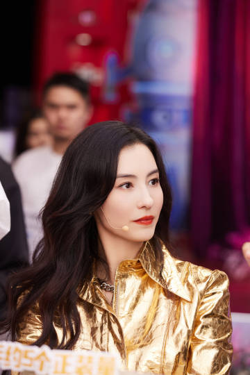 组图:张柏穿金色外套留披肩长发 侧脸优越肤白貌美显温柔