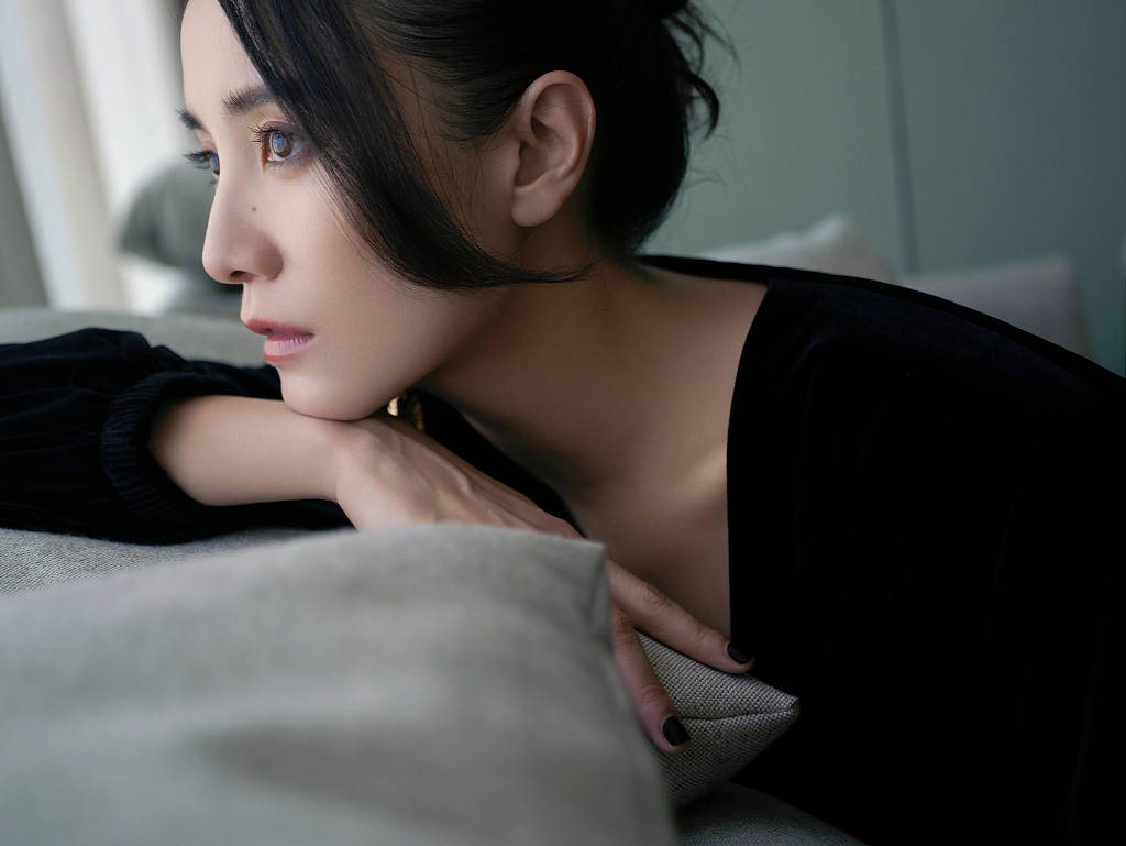 宋佳光影大片高级感满满 黑金穿搭尽显成熟冷御气质