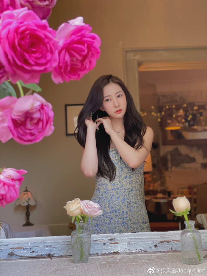 美女艺人张天馨迷人美照欣赏, 气质很优雅