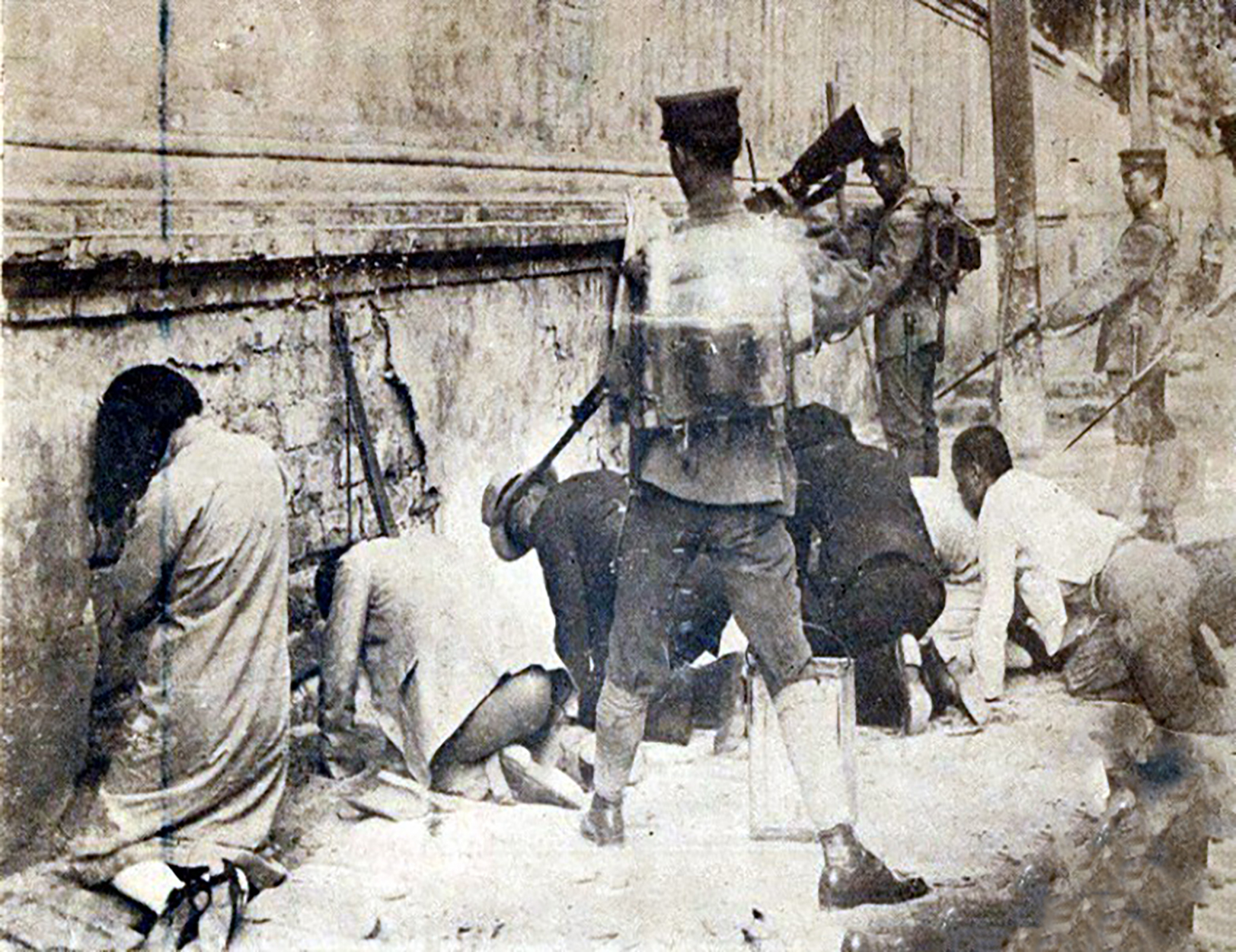 918事变老照片:图7日军占领张学良的大青楼,图13跪墙根下的少女