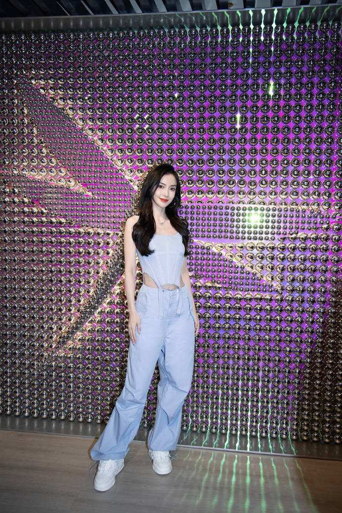 组图:angelababy穿蓝色运动装秀蚂蚁腰 黑发红唇酷飒甜美