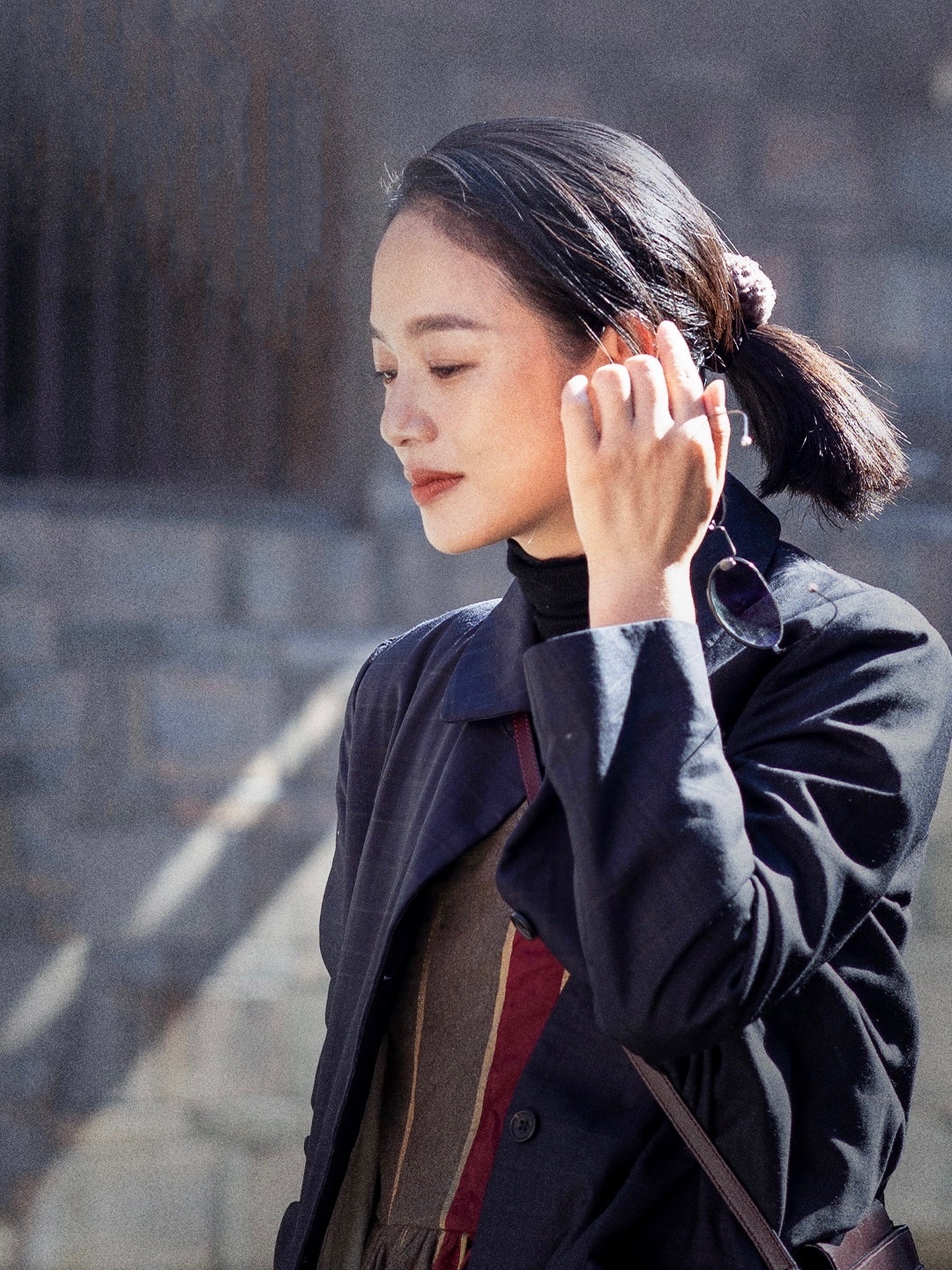 气质在穿搭之前,周韵的新出行侧拍
