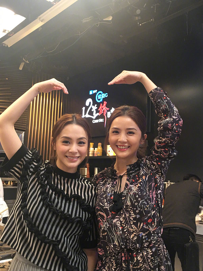 霍汶希发旧照庆祝twins出道21周年 自称老母亲关系似姐妹