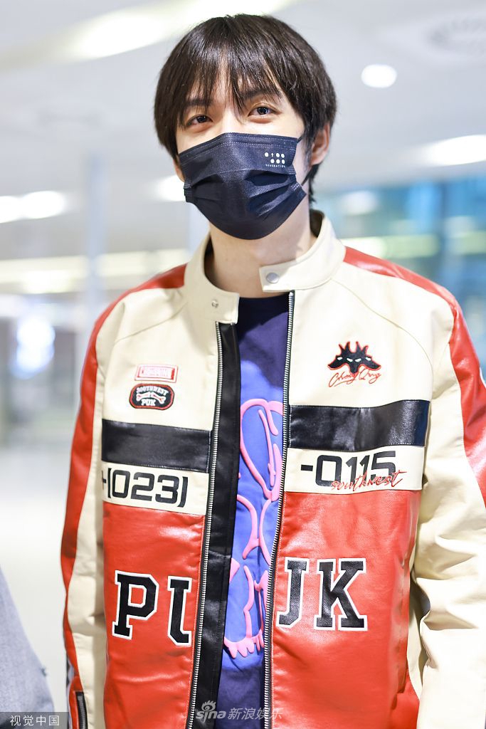 组图:张颜齐穿机车风夹克现身机场 戴黑口罩顺毛造型素颜出镜