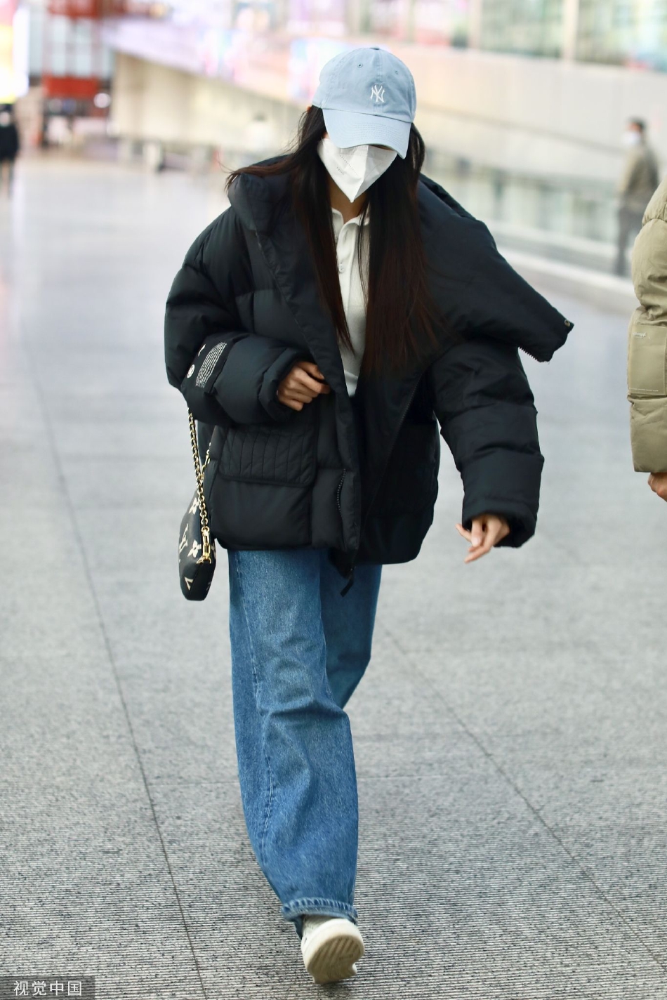 组图:刘浩存休闲穿搭现身机场 内搭白衬衫清纯感爆棚