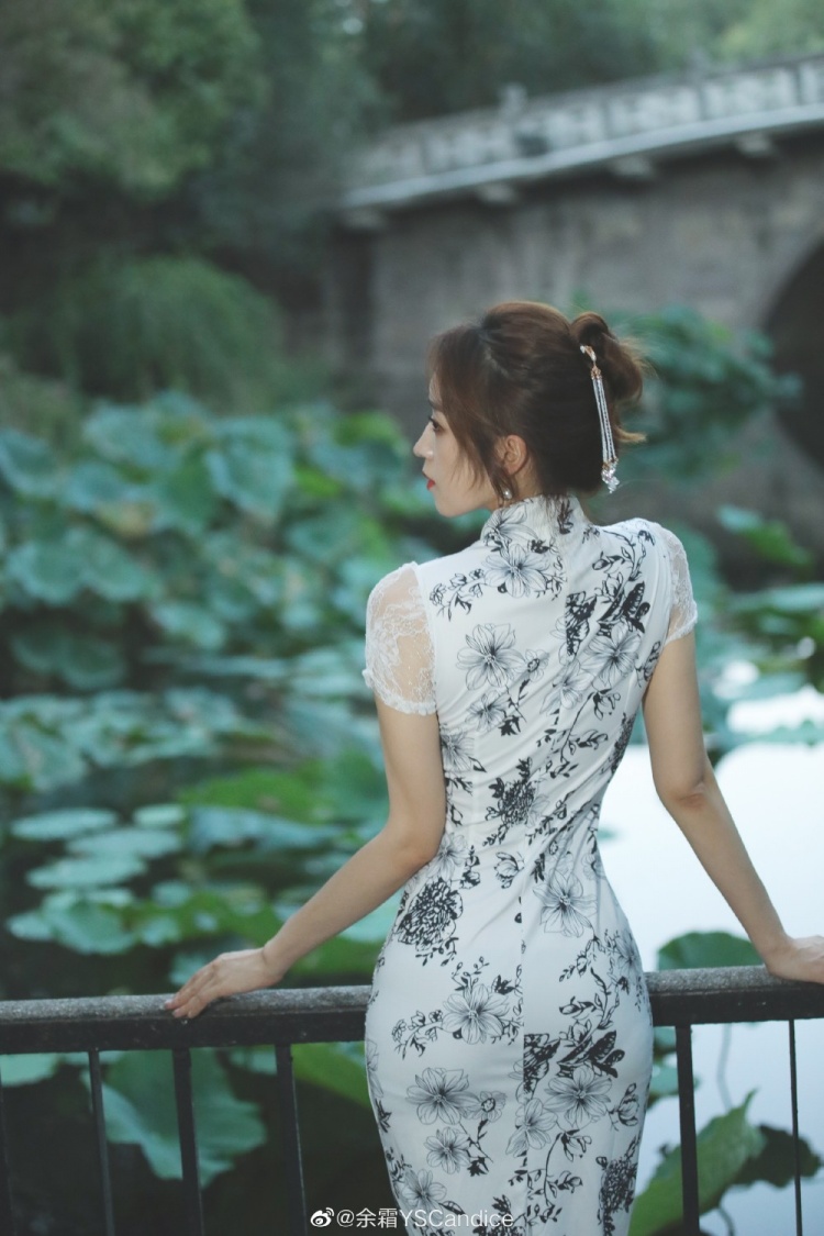 lpl女主持人余霜旗袍写真照,太美了可以当壁纸用