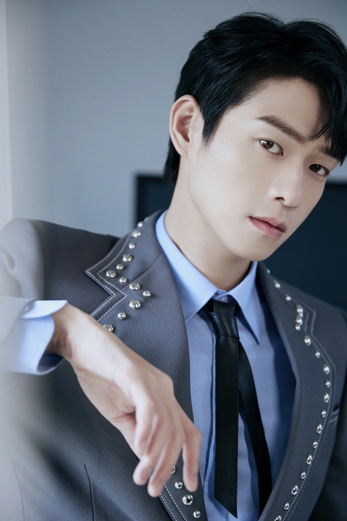 魏大勋烟灰西装造型写真 秒变气质男神型格十足