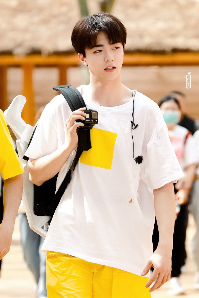 组图:陈立农《牛气满满的哥哥》录制路透 休闲装简约不失活力