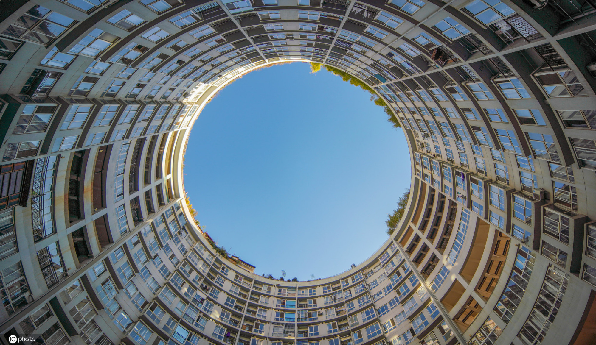 昆明"圆筒大楼"成网红打卡地 置身其中如"坐井观天"