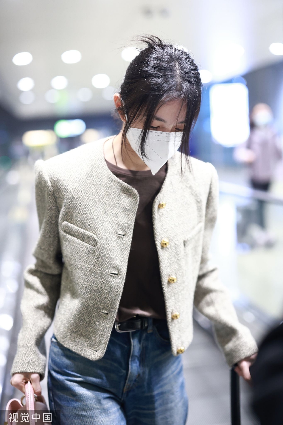 组图:刘浩存穿小香风外套现身机场 长发抓起清纯甜美