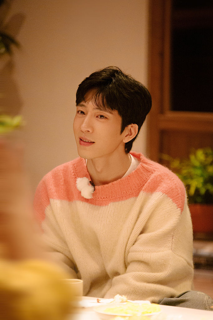 井柏然《朋友请听好2》录制花絮释出 着粉白拼接毛衣温暖治愈