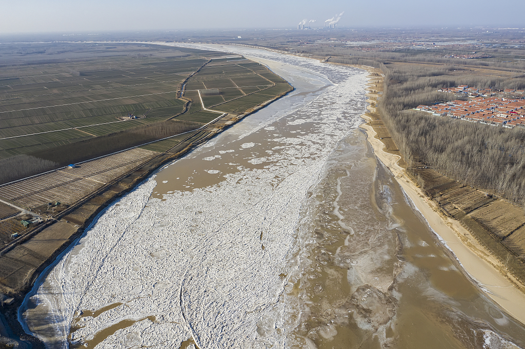 山东滨州:航拍黄河凌汛庞大冰块群过境壮观景象