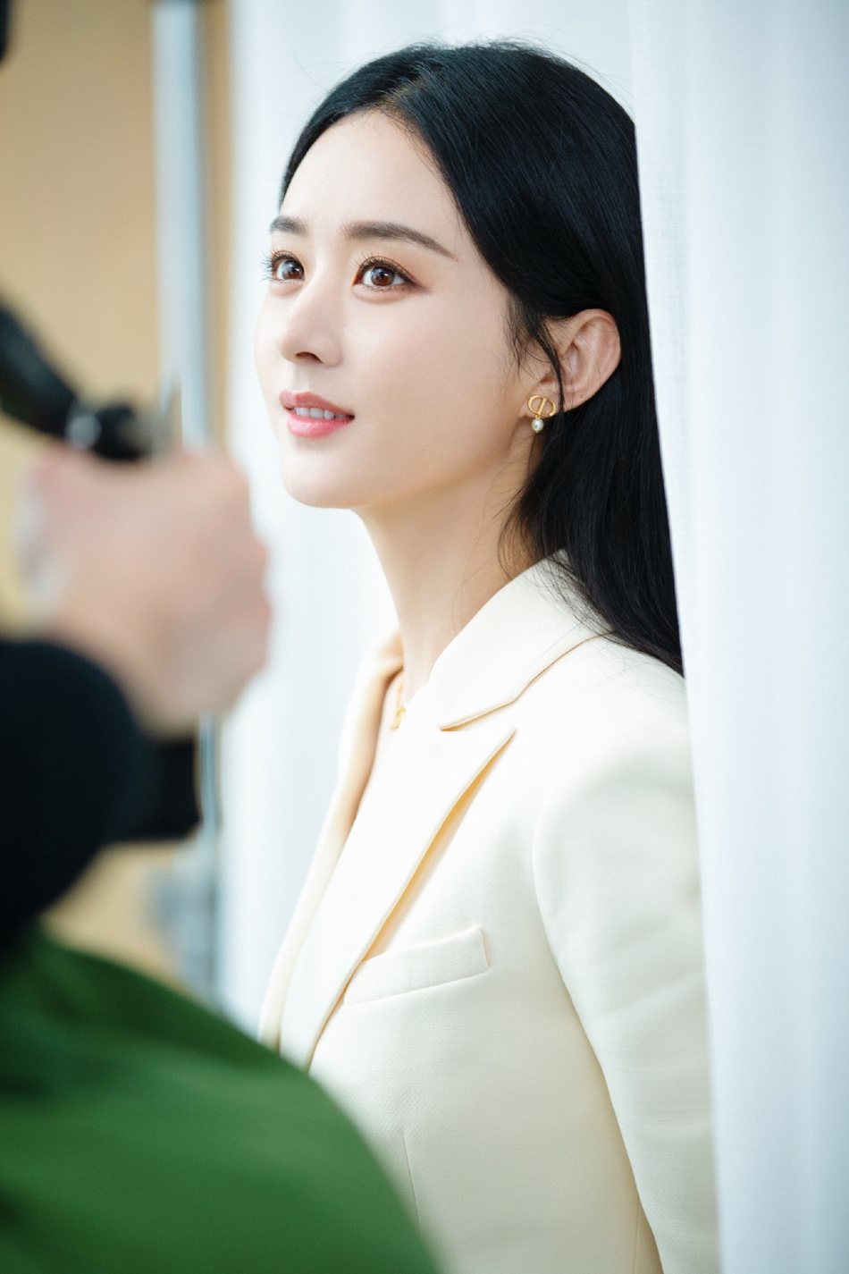 组图:赵丽颖穿奶白西装温柔干练 离婚后魅力更上一层楼