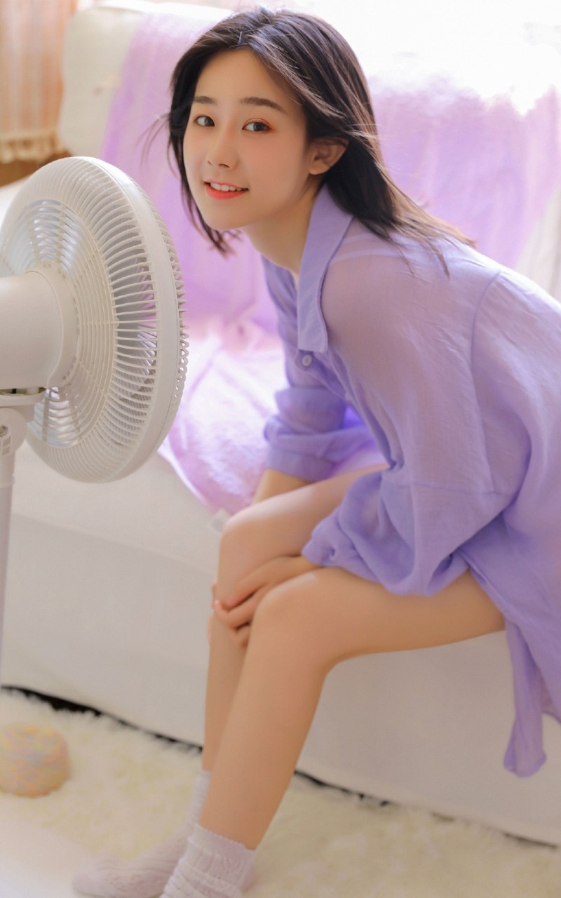 可爱少女中分发型漂亮脸蛋超短裤大长腿美女图片天天看