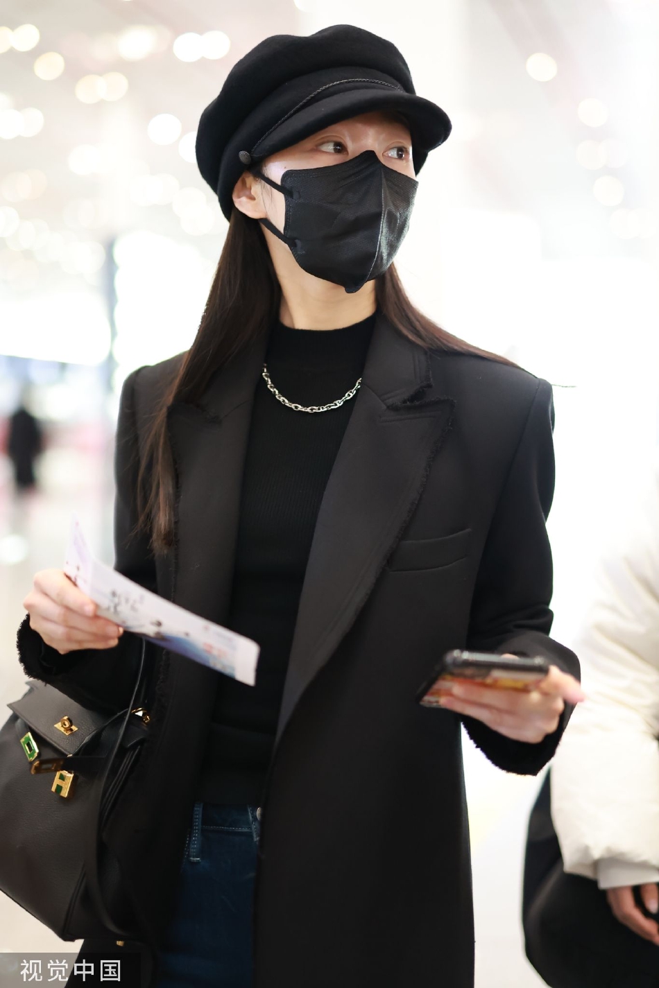 组图:宋轶全黑造型走机场 贝雷帽搭配项链好优雅