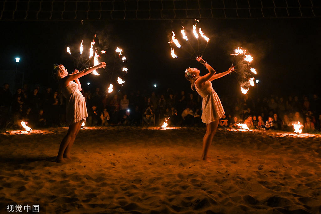波兰库帕拉之夜迎夏至 少女头戴花环载歌载舞