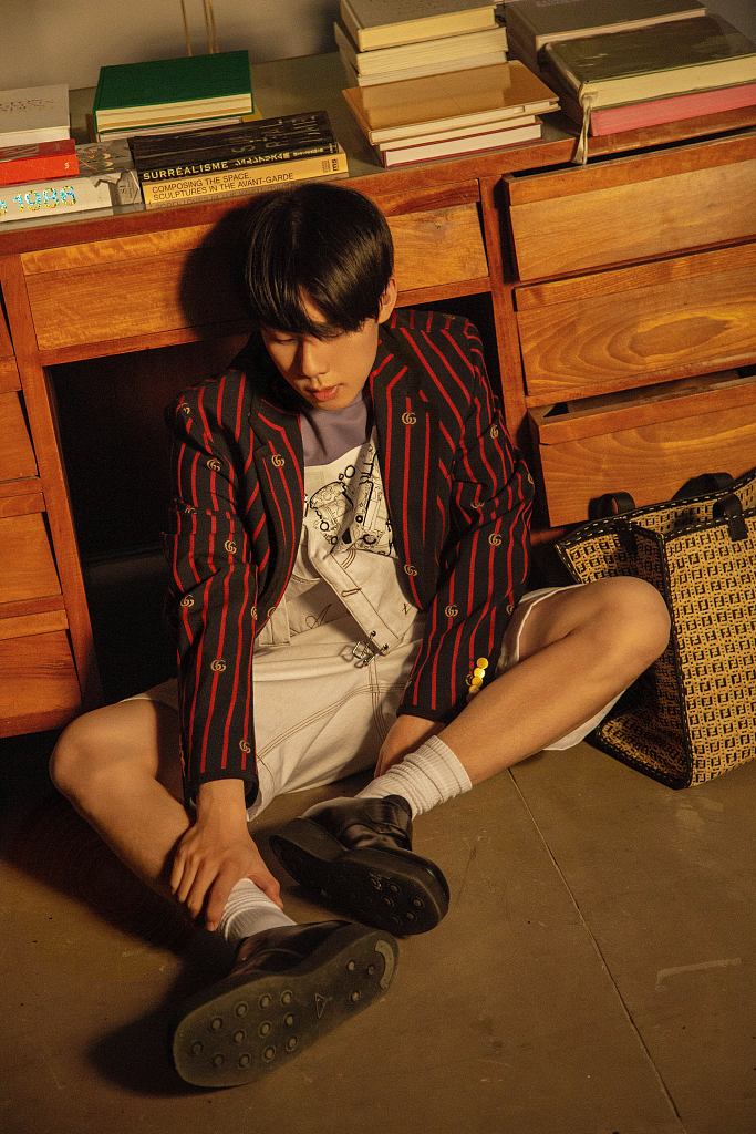 周奇英伦风西装搭t恤短裤化身复古少年 中分蘑菇头摩登乖萌