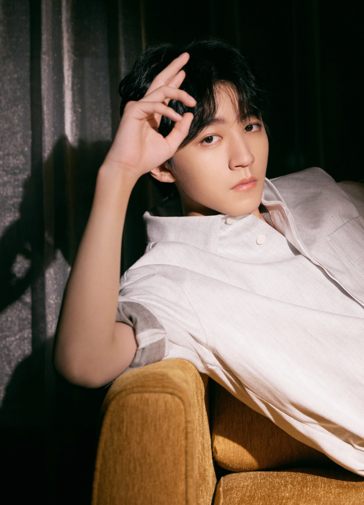 王俊凯英雄联盟明星表演赛白色造型写真 帅气少年颜值逆天