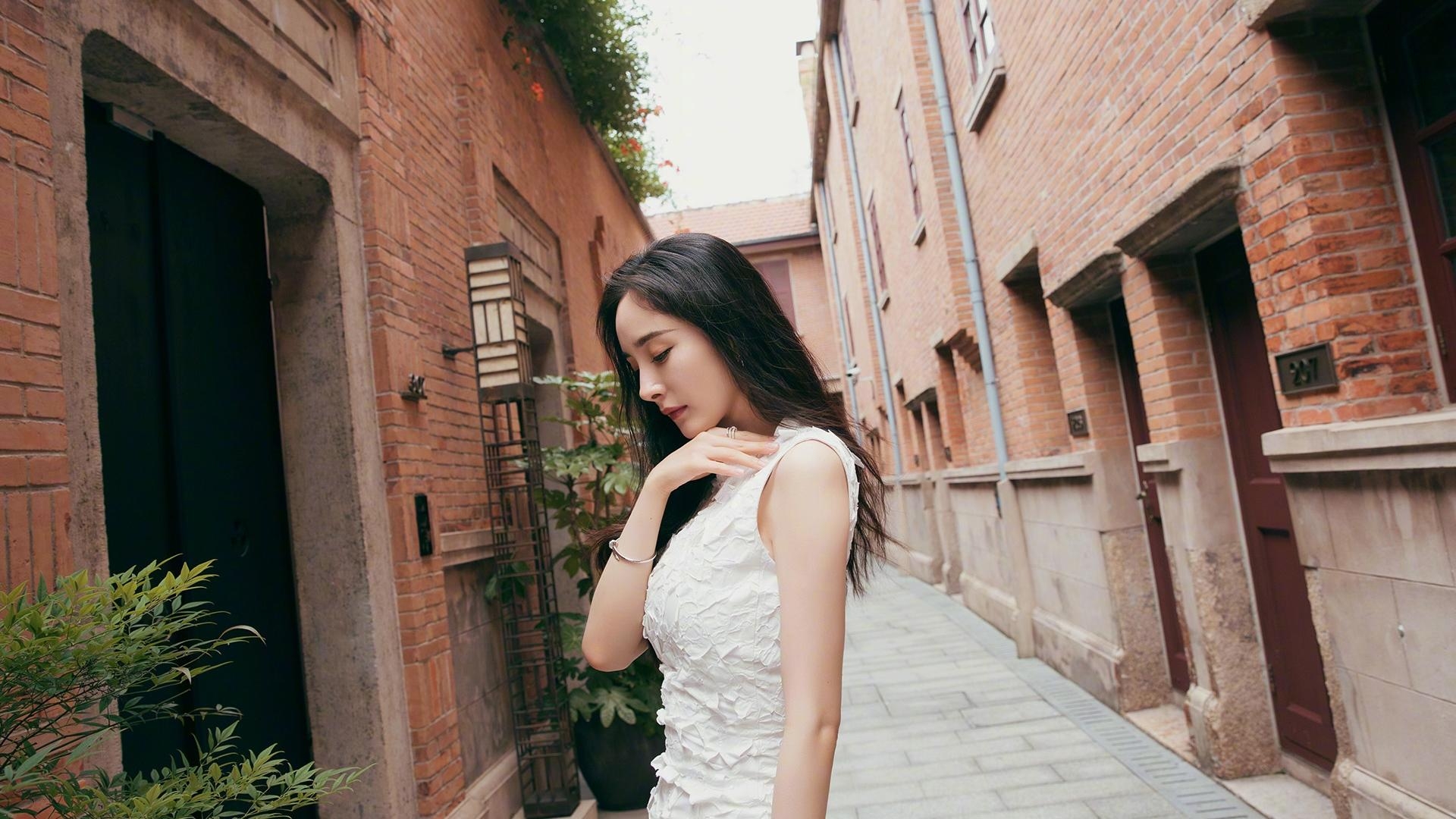 杨幂性感大方美照