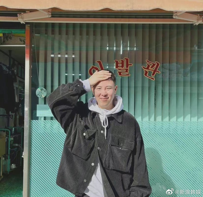 组图:blockb表志勋正式入伍 剃短发摸平头表情萌