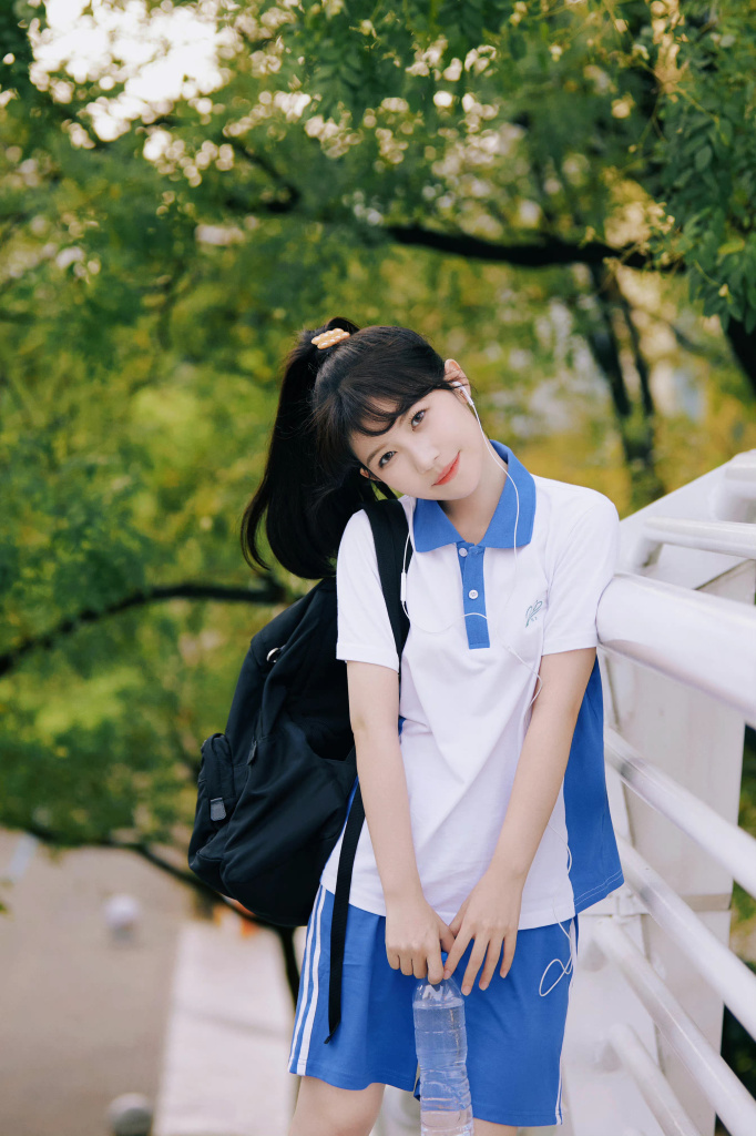 赖美云校服风清新写真释出 高扎马尾露齿粲笑美如初恋
