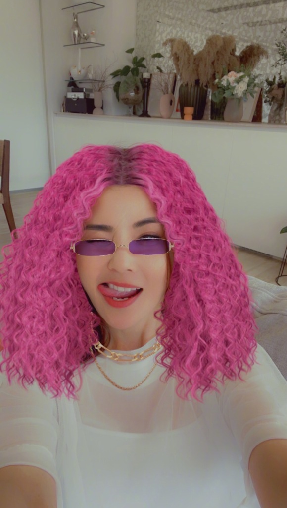 蔡卓妍晒搞怪自拍 称粉色爆炸头造型灵感来自张蔷