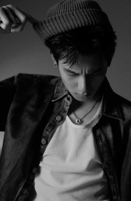 胡先煦狂野荷尔蒙大片,侧颜轮廓分明,下颚线优越