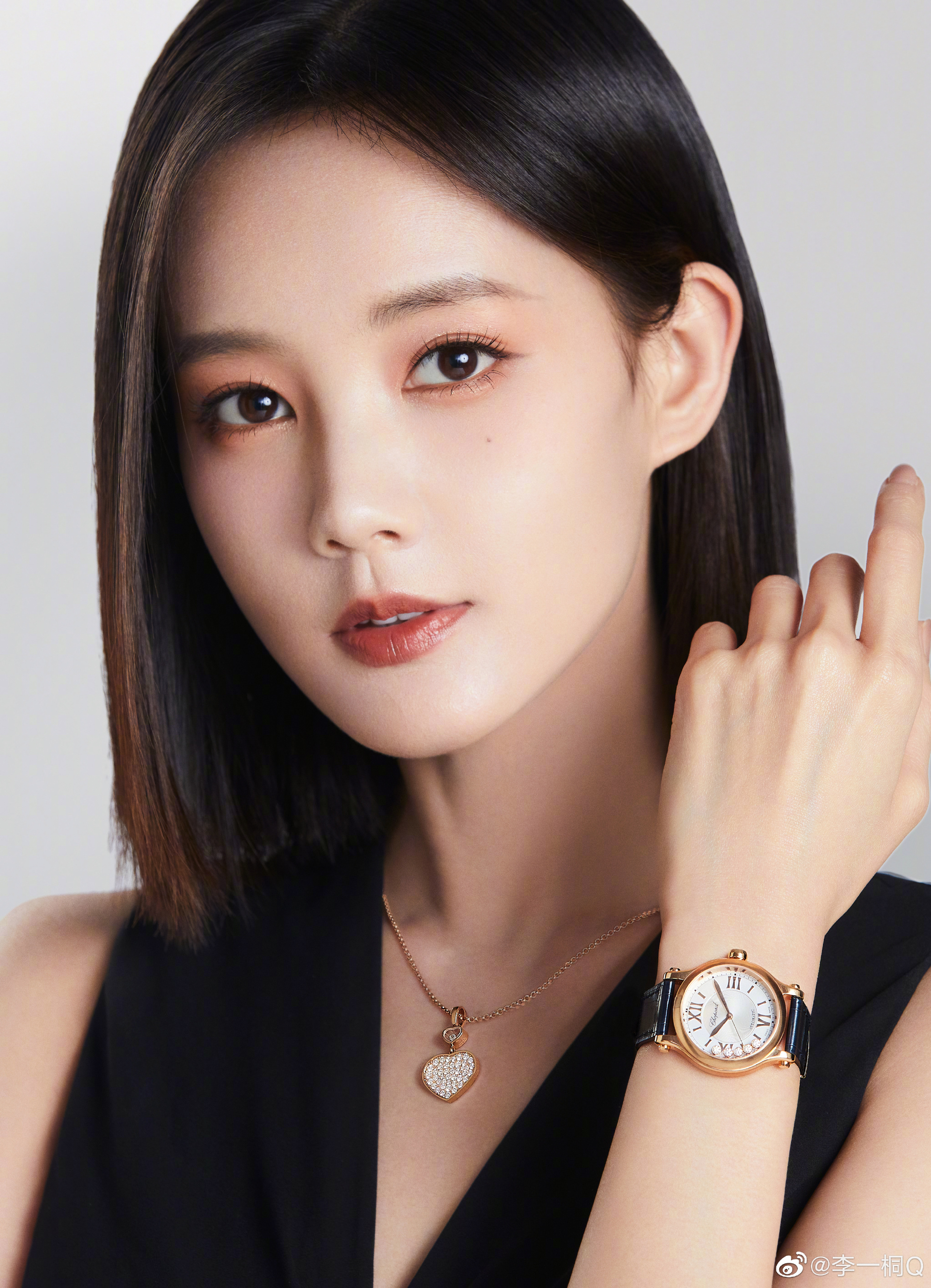 李一桐清纯可爱,五官轮廓清晰
