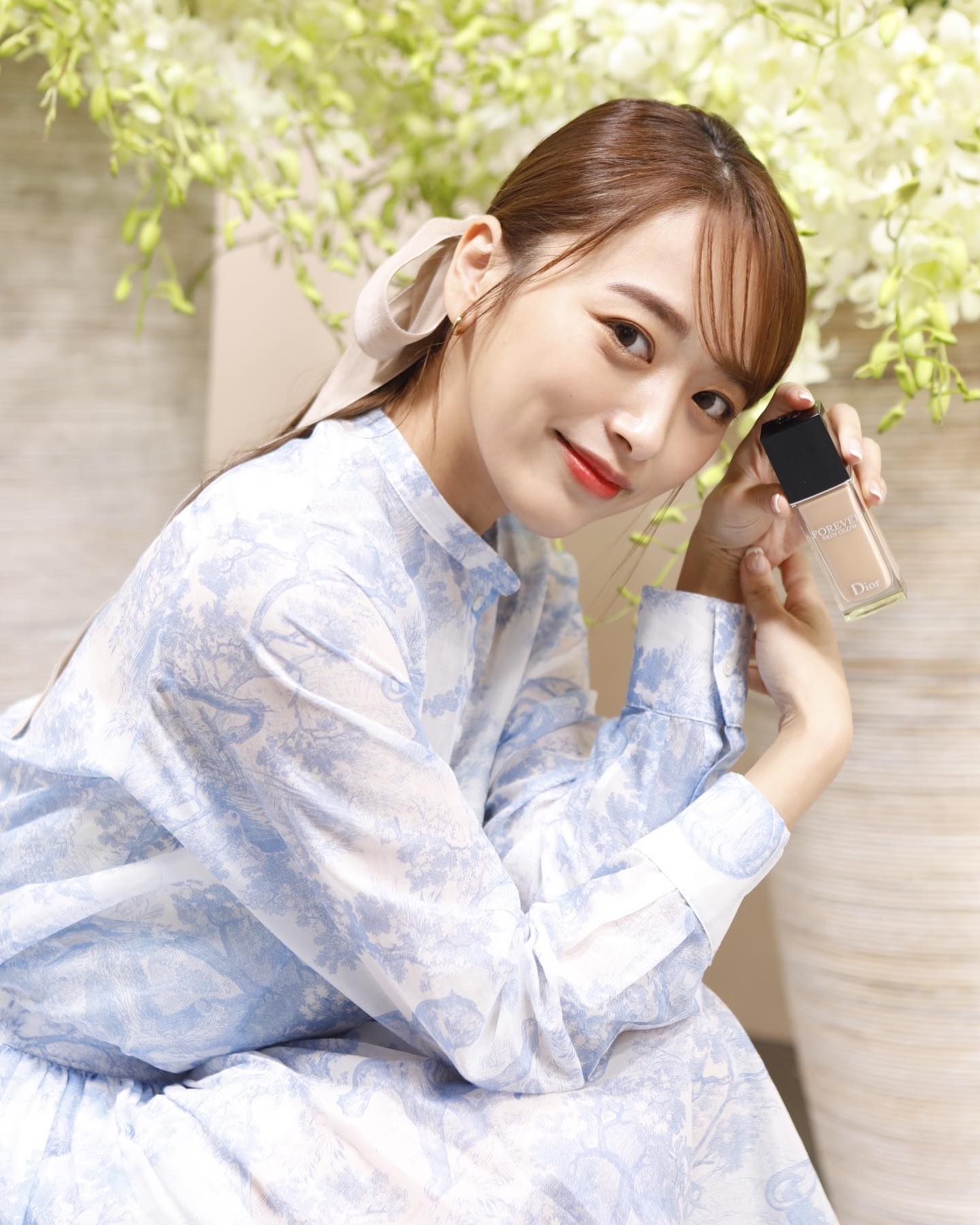 近藤千寻:蓝色印花立领连衣裙端庄大方,尽显女神范