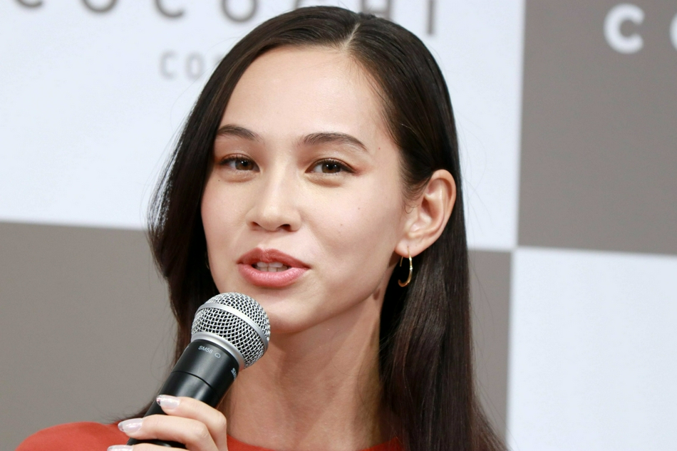 组图:水原希子出席宣传活动 一袭红裙大胆露背