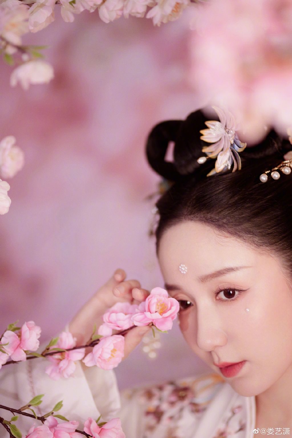 组图:娄艺潇《高山流水觅知音》穿汉服弹琵琶 翩翩起舞似仙女