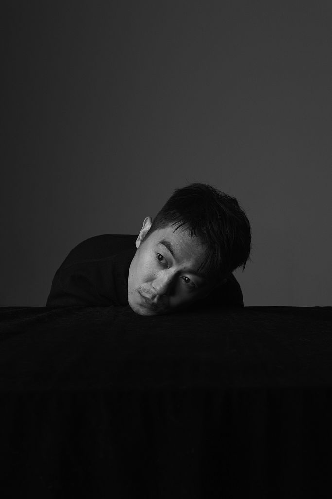 朱亚文黑白质感冥想大片曝光 举手投足突显成熟雅致气质卓然